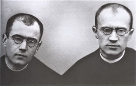 Obraz zawierajcy tekst, mczyzna, osoba, ciana  Opis wygenerowany automatycznie