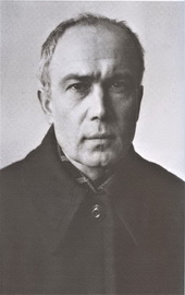 Obraz zawierajcy tekst, mczyzna, osoba, pozujcy  Opis wygenerowany automatycznie