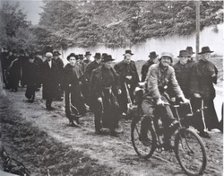 Obraz zawierajcy zewntrzne, osoba, grupa, stare  Opis wygenerowany automatycznie